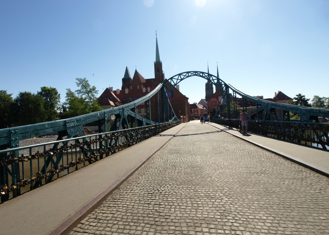 Wroclaw le pont vers l'île Tumski (l'île de la cathédrale) avec ses cadenas