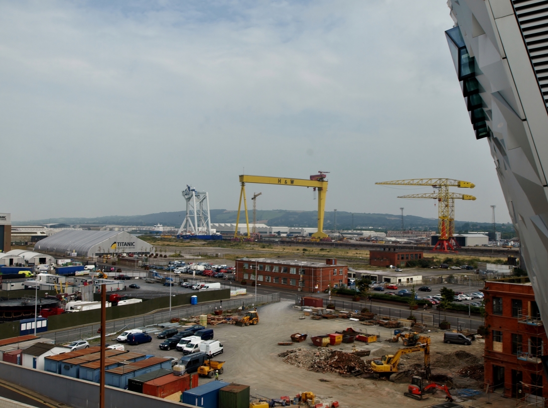 Vue sur les chantiers navals de Belfast depuis le musée du Titanic